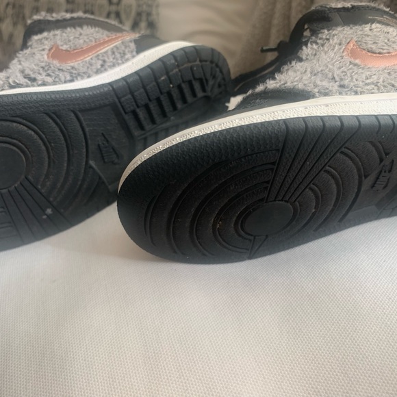 Adorable Fuzzy Air Jordan with Rose gold Nike logo Toddler size 9 toddler - Picture 5 of 11